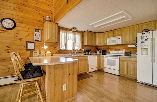 Strong Cabin | Mountain-View Deck! Cabin By Mt Abraham Skiing