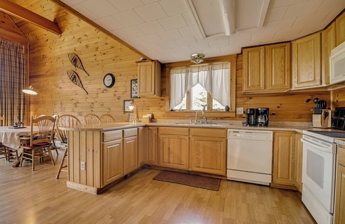 Strong Cabin | Mountain-View Deck! Cabin By Mt Abraham Skiing