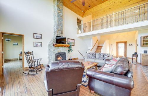 Fleetwood House | Mountain-View Deck Group Getaway in Fleetwood