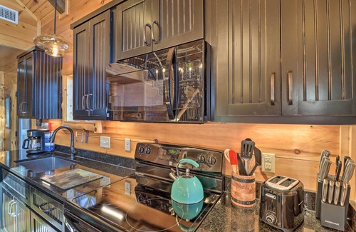 Mountain View Cabin | Mountain View Hideaway w/Outdoor Fireplace!