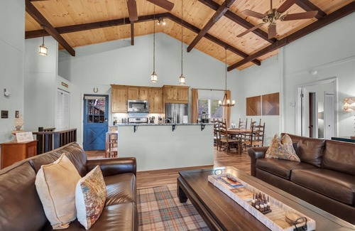 Beech Mountain Ski Chalet | Mountain View! Hot Tub! King Beds! Club Access! Pet friendly