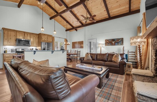 Beech Mountain Ski Chalet | Mountain View! Hot Tub! King Beds! Club Access! Pet friendly