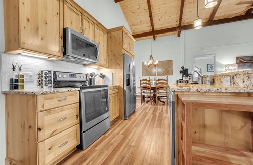 Beech Mountain Ski Chalet | Mountain View! Hot Tub! King Beds! Club Access! Pet friendly