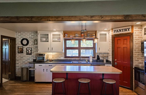 Del Norte House | Mountain View Home & Apartment w/fire pit, air hockey, foosball near Wolf Creek