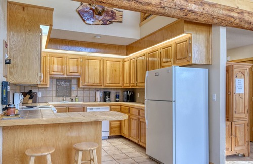 Ponderosa Pines House | Mountain View Home in a Quiet Area w/ WiFi & Washer/Dryer - 3 Dogs Welcome