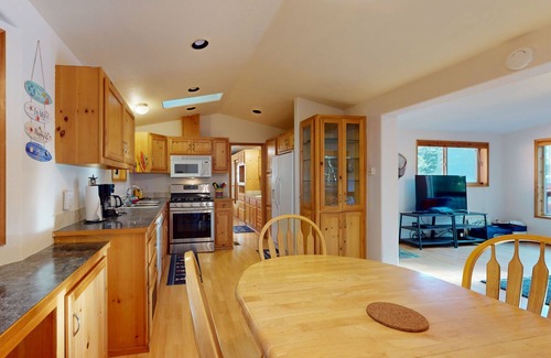 Brookings Cabin | Mountain view home in an oceanfront community above Whaleshead Beach