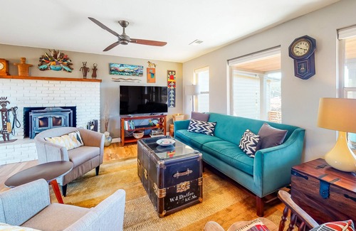 Fort Valley House | Mountain-view home with firepit, large dog-friendly yard, full kitchen & grill