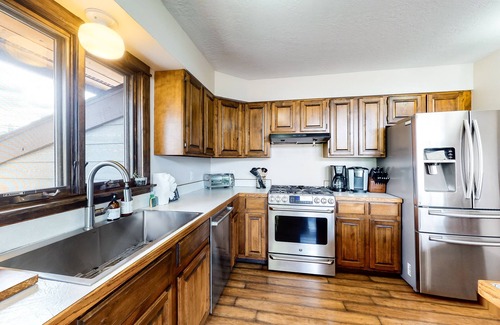 Summit Cove House | Mountain view home with deck, wood-burning fireplace, & WiFi - great location