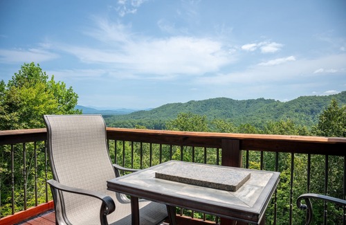 Murphy Cabin | Mountain View/Jacuzzi/Fire pit/Close to Downtown. Pet Friendly!