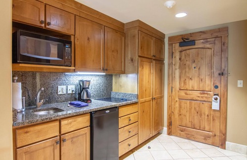 Tamarack Apartment | Mountain View Lodge King Studio Condo - Mountainside Studio with Fireplace and Jet Tub