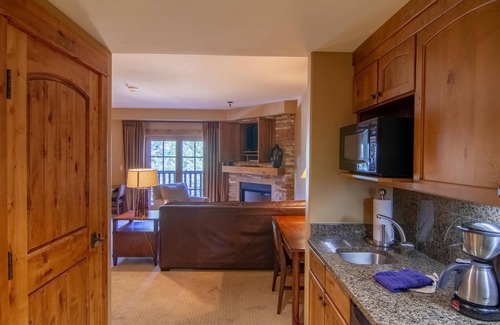 Tamarack Apartment | Mountain View Lodge King Studio Condo - Mountainside Studio with Fireplace and Jet Tub