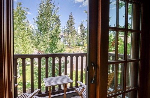 Tamarack Apartment | Mountain View Lodge King Studio Condo - Mountainside Studio with Fireplace and Jet Tub