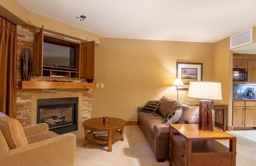 Tamarack Apartment | Mountain View Lodge King Studio Condo - Mountainside Studio with Fireplace and Jet Tub