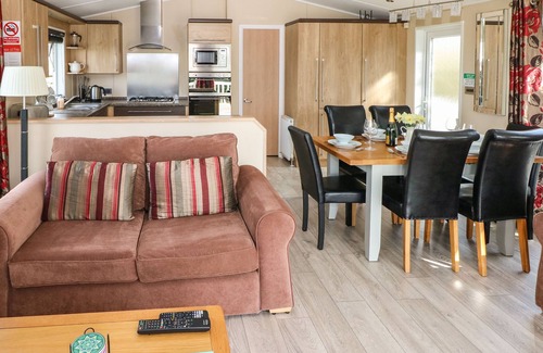 Whitland Cottage | MOUNTAIN VIEW LODGE, pet friendly, with hot tub in Whitland
