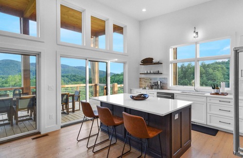 Foxfire Estates Cabin | Mountain View Manor ~ Mountain Modern 5BR ~ Near downtown Blue Ridge!