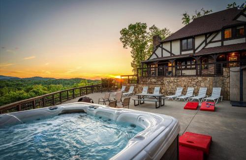Gatlinburg - Pigeon Forge Apartment | Mountain View Mansion