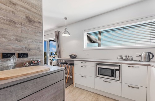 Stoke House | Mountain View - Nelson Holiday Home