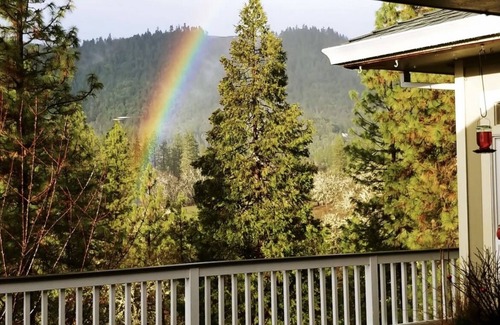 Grants Pass House | Mountain View on one level w hot tub,fire pit, w fishing kayaking minutes away