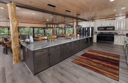 Sevierville Cabin | Mountain View, Private Pool, Theater Room, Hot Tub, & more! - Big Forest Lodge