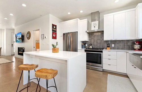 Old Town North House | Mountain View Retreat – Perfect for Groups!