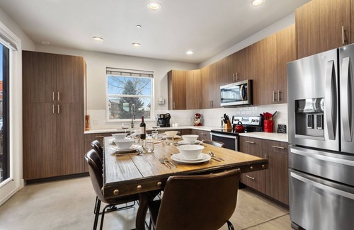 Old Town North House | Mountain View Retreat – Perfect for Groups!