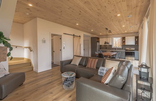 La Conception Ski Chalet | Mountain View Retreat with Private Hot Tub & Pool