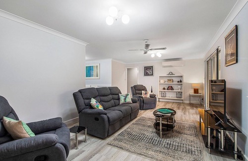 Laurieton House | Mountain View Retreat