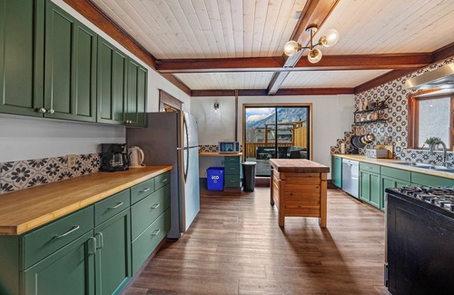Banff House | Mountain View Retreat in the heart of Banff - Massive House Sleeps 23