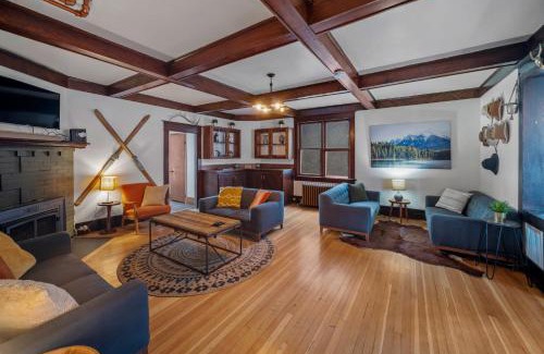 Banff House | Mountain View Retreat in the heart of Banff - Massive House Sleeps 23