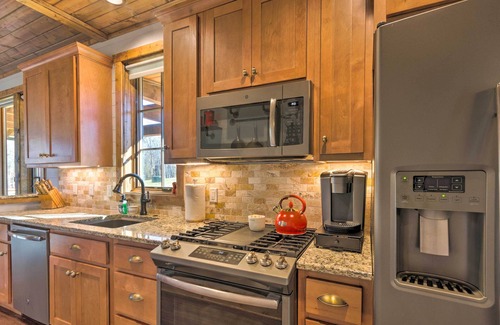 Tuckasegee Cabin | Mountain-View Retreat: Cozy Chinquapin Cabin!