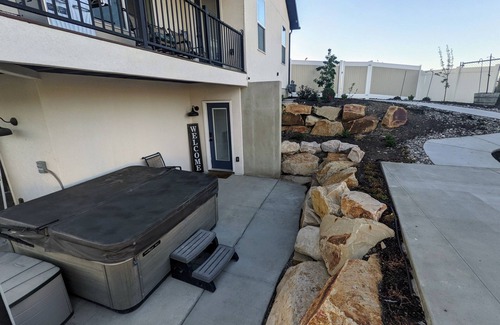 Herriman Apartment | Mountain-View Studio/Hot Tub/22 Min to Salt Lake City/Private Entry
