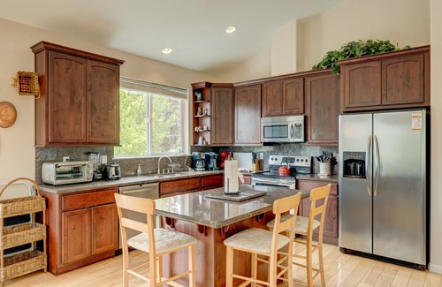 Mountain View Estates House | Mountain-View Eden | Spacious Balcony & Fireplaces | Minutes to Lake