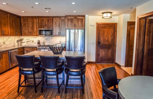 Lakeside Park Condo | Mountain View w/Fireplace | Ski Valet & Shuttle