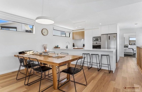 Bellerive House | "Mountain View Villa" Newly Built - 10 min to CBD