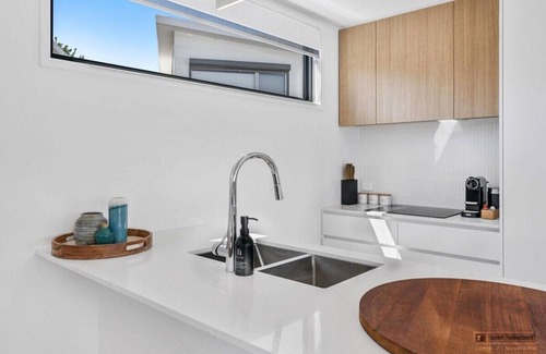 Bellerive House | "Mountain View Villa" Newly Built - 10 min to CBD