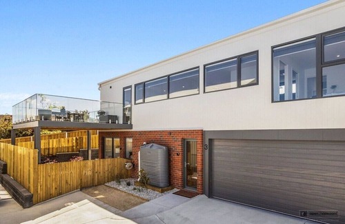 Bellerive House | "Mountain View Villa" Newly Built - 10 min to CBD