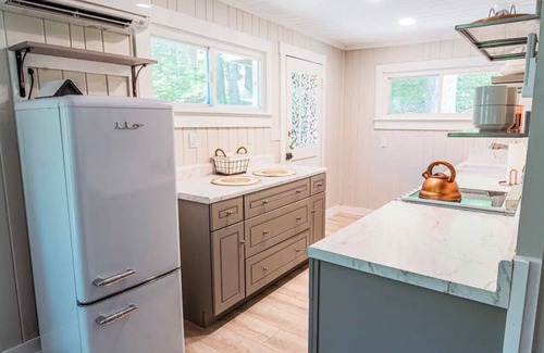 Chimney Rock Cottage | Mountain View w. Hot Tub, Gas Fireplace, Wi-Fi, Dogs Allowed, Close to Town