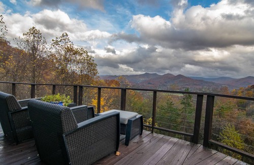Waynesville House | Mountain Views, (3) King Beds, Large Deck, Hot Tub, Sauna, Game room