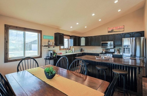 Lake Hatcher Park Cabin | Mountain Views! Cozy, Modern Home in Great Location