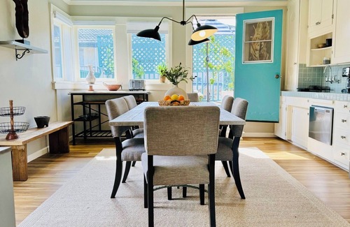 Upper East House | Mountain Views - Downtown Park Terrace- Spacious Luxury