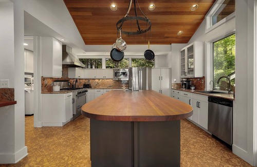 Big Canoe House | Mountain Views, Fireside Sips, Game Nights, Spa Baths, Trail Treks & Pool Swims - Heaven and Earth