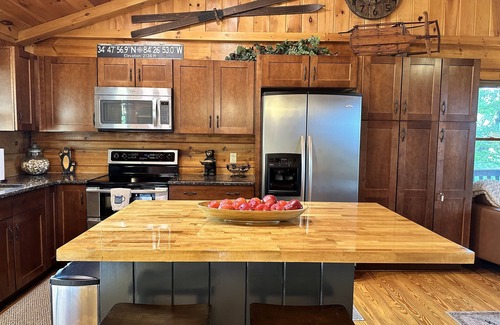 Ellijay Cabin | Mountain Views! Hot Tub, Pool Table, 2 King Suites, In & Out Fireplaces, Firepit
