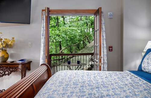 Townsend Hotel | Mountain Views | King Bed | Private Deck