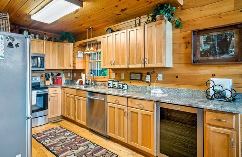 Wears Valley Cabin | Mountain Views! Luxury 5-STAR Cabin! Hot Tub & Private Hiking 🥾