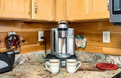 Wears Valley Cabin | Mountain Views! Luxury 5-STAR Cabin! Hot Tub & Private Hiking 🥾