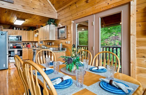 Wears Valley Cabin | Mountain Views! Luxury 5-STAR Cabin! Hot Tub & Private Hiking 🥾