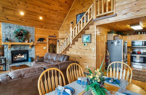 Wears Valley Cabin | Mountain Views! Luxury 5-STAR Cabin! Hot Tub & Private Hiking 🥾