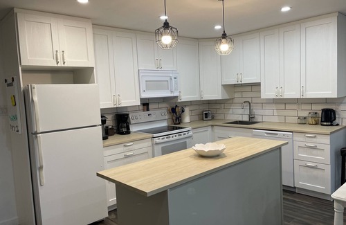 Golden House | Mountain Views - Luxury Hot Tub - Family Friendly - Pet Friendly