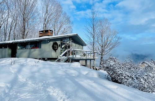 Weston House | Mountain views, Midcentury Modern with hottub, fireplaces, on 10 acres.