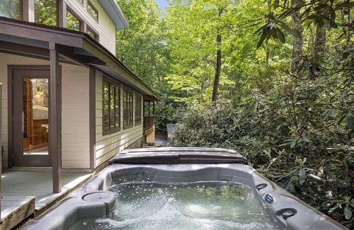 Pisgah Forest House | Mountain views, pickleball, hot tub, guest cottage, fire pits w/free Biltmore pass